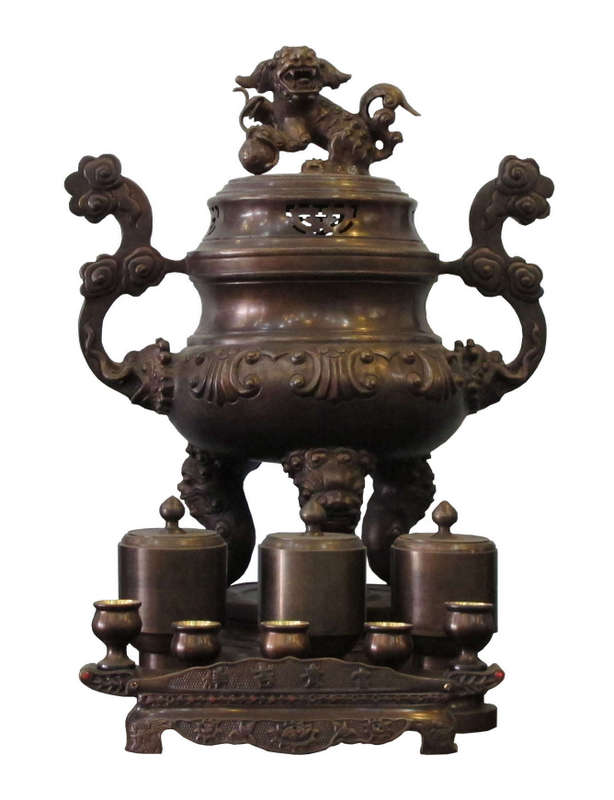 Bộ đồ thờ gồm đỉnh, nến, lọ hoa, ống nhang và khay nước bằng đồng hun khói