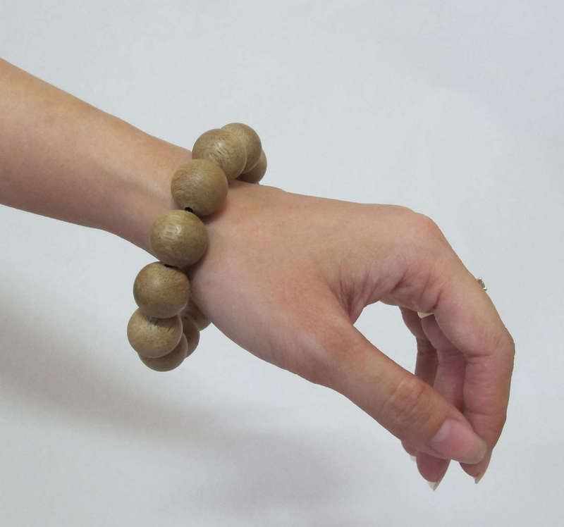Đồ gỗ: vòng đeo tay bằng gỗ trầm hương