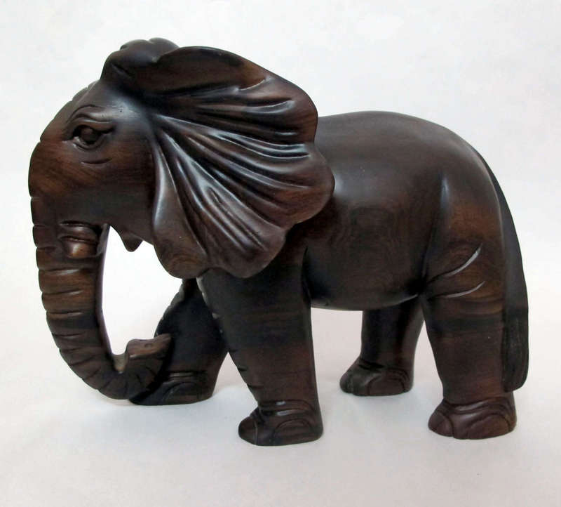 Tượng voi được làm từ gỗ chiêu liêu - chiu liu