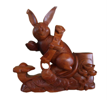 Tượng thỏ như ý được làm từ gỗ hương, trang trí phong thủy